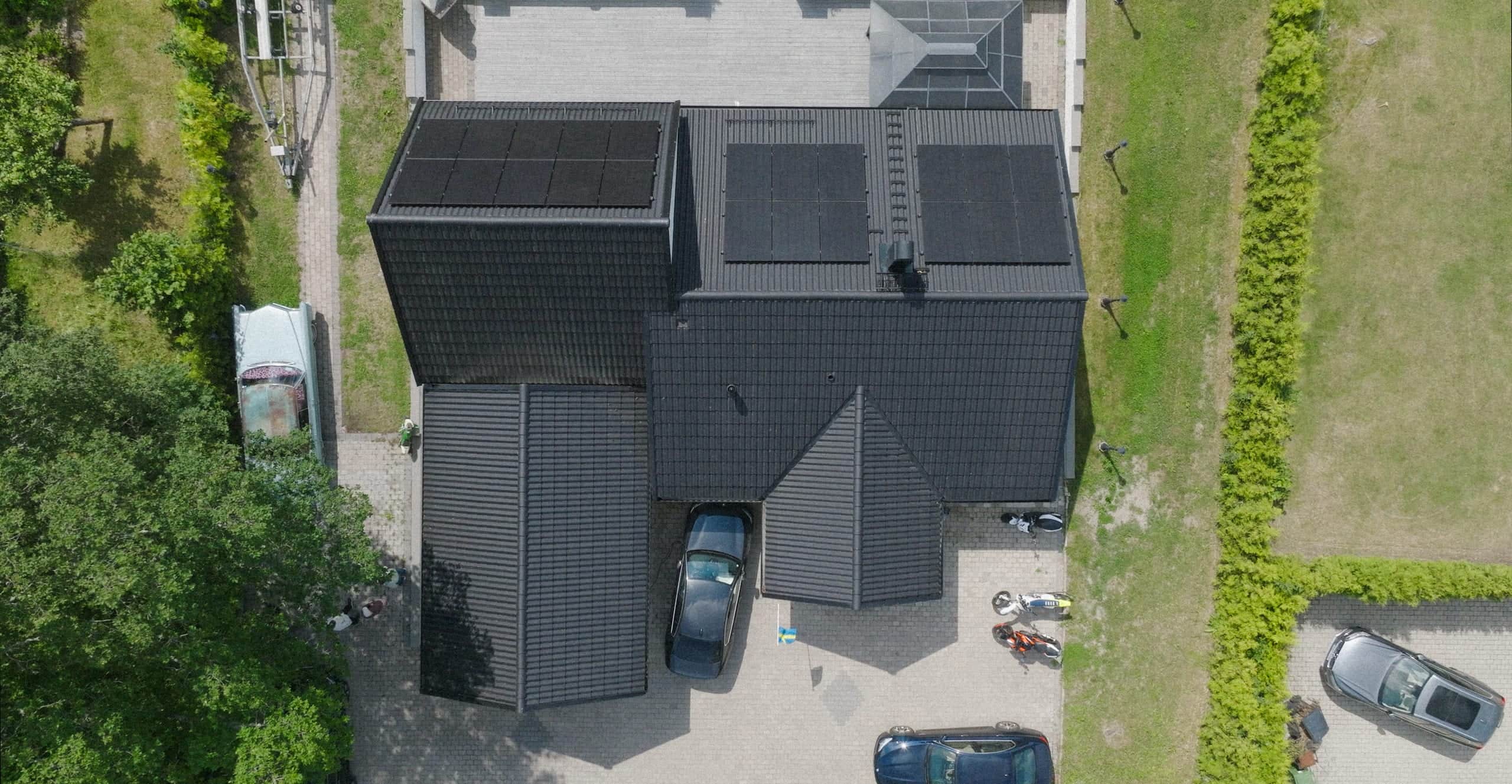 Drönarbild av solceller på ett villatak, Elvy