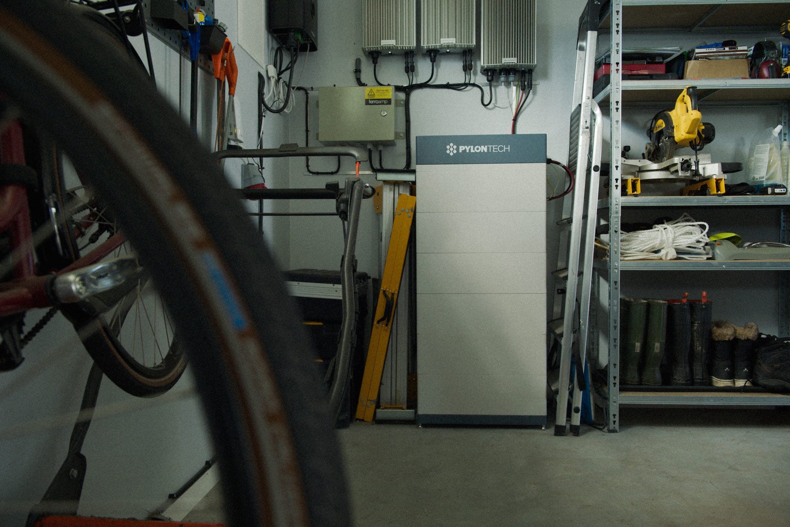 Installation av Elvy-hemmabatteri i ett garage