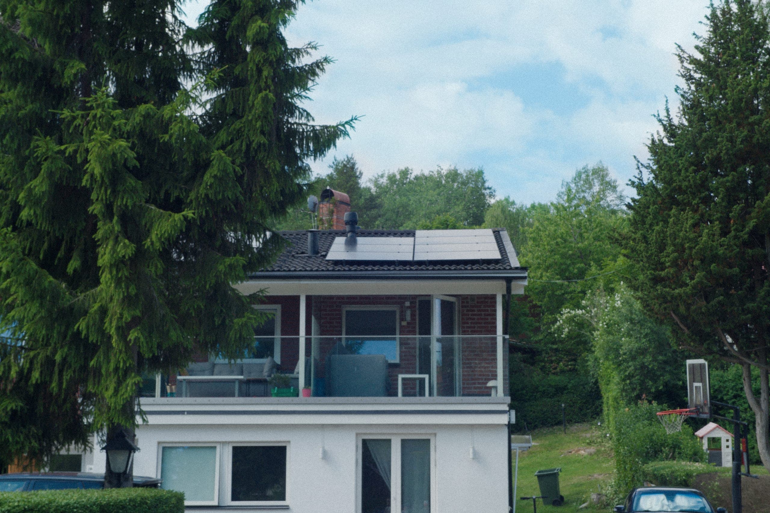 Elvy-villa med solpaneler på taket och trädgård